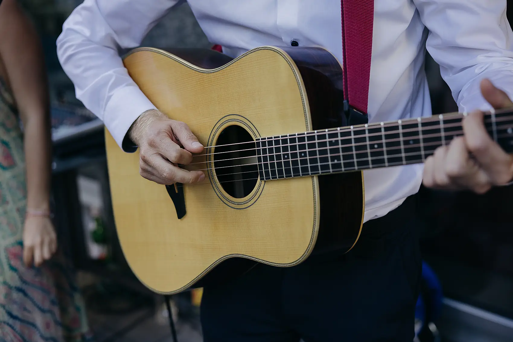 Jakob spielt Gitarre beim Auftritt des Hochzeitsduos Jamira