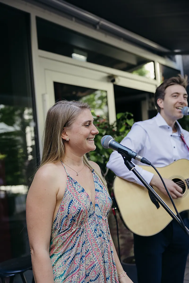 Samira lacht beim Auftritt, Jakob an der Gitarre