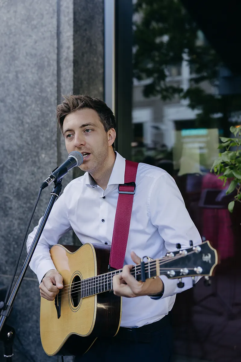 Jakob singt und spielt Gitarre bei einer Trauung in München